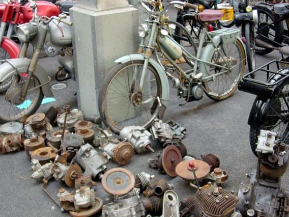 Vehikel boordevol onderdelen en tweedehands oldtimer motoren | Motor