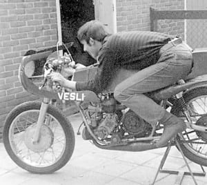 We schrijven 1972:Unieke motor namelijk een viercilinder á la de viercilinder Jawa van Bill Ivy. De Vesli moest het doen met uit vier JLO blokjes samengesteld motorblok en een BSA vers.bak