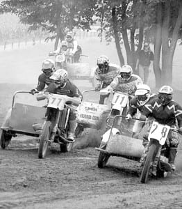 Toen brak het cross tijdperk aan. Hier tijdens een veteranen cross in Cuyck onder nr. 21 met de toen 13-jarige zoon Ramon als bakkenist