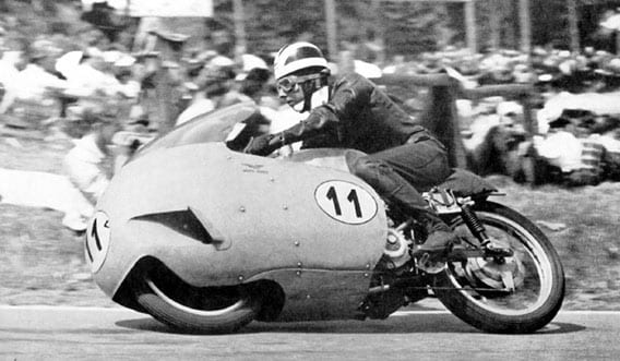 Op 22 juli 1956 was Bill Lomas tijdens de Duitse Grand Prix op het Solitude circuit bij Stuttgart lange tijd met Geoff Duke op een Gilera 500cc viercilinder in een spannend gevecht verwikkeld om de eerste plaats. Helaas moest Lomas opgeven omdat de V8 oververhit raakte. Hij had toen wel een nieuw absoluut ronderecord neergezet van 153,500 km/h