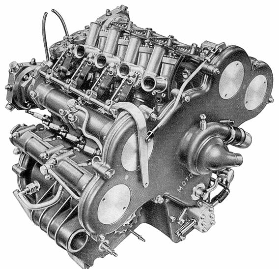 De eerste uitvoering van de V8 zoals die in 1955 op de circuits verscheen. Hij zou een lange weg voor de boeg hebben, voordat het eerste succes geboekt werd. Dit zou ten koste gaan van nogal wat fabrieksrijders die bij Moto Guzzi in dienst waren