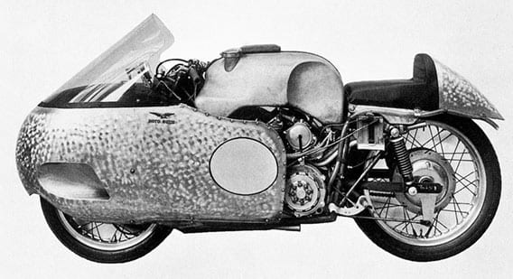 De eerste uitvoering van de V8 zoals die in 1955 op de circuits verscheen. Hij zou een lange weg voor de boeg hebben, voordat het eerste succes geboekt werd. Dit zou ten koste gaan van nogal wat fabrieksrijders die bij Moto Guzzi in dienst waren.